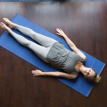 Posición de Shavasana para osteocondrose torácica