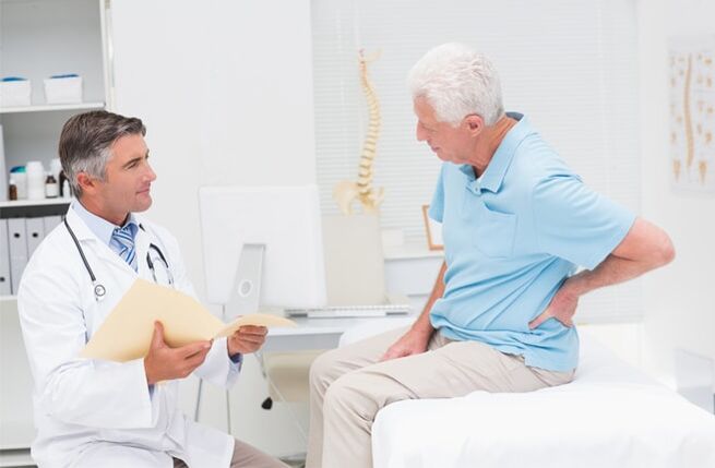 Un paciente con artrosis á cita dun médico para un médico